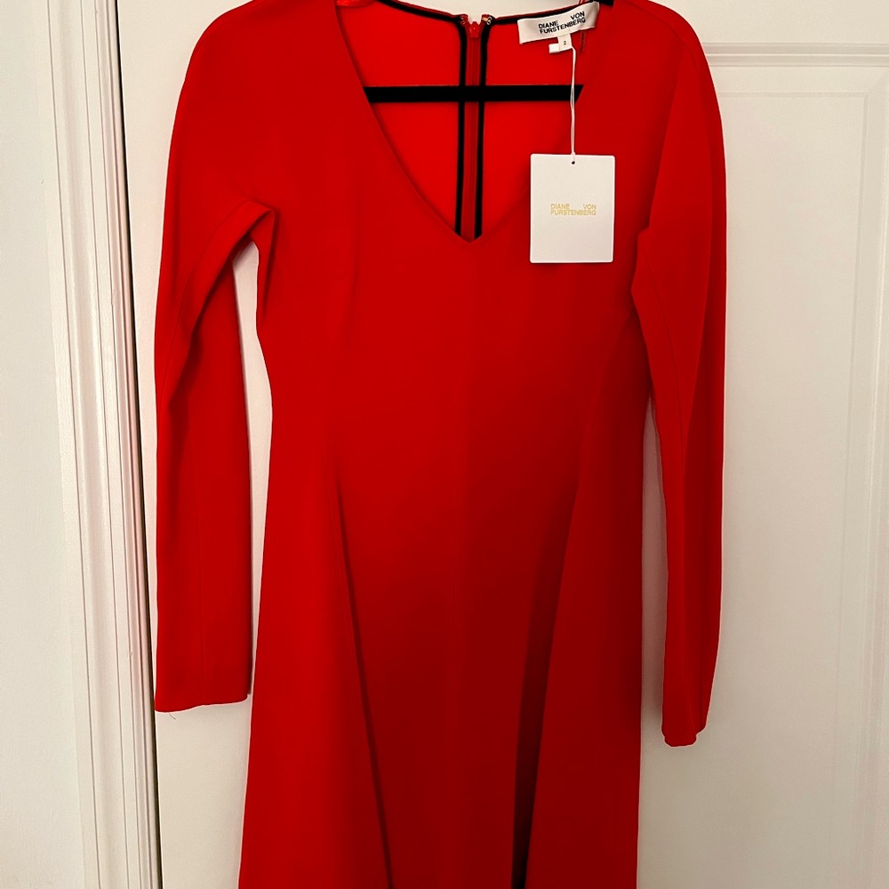 DIANE VON FURSTENBERG: RED V-NECK BRIRE BRIGHT RED DRESS - NEVER WORN